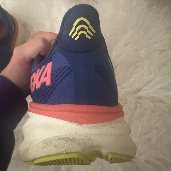 Hoka one one Clifton 9 wide- size 9.5 WIDE WIDTH - Picture 4 of 13